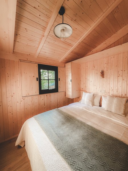 Hébergement AbracadaRoom : Cabane Aiga - Lodge sur pilotis au cœur de la nature, calme & bien-être, réservé aux adultes • linge & ménage inclus • climatisation réversible • cuisine équipée - Image 4