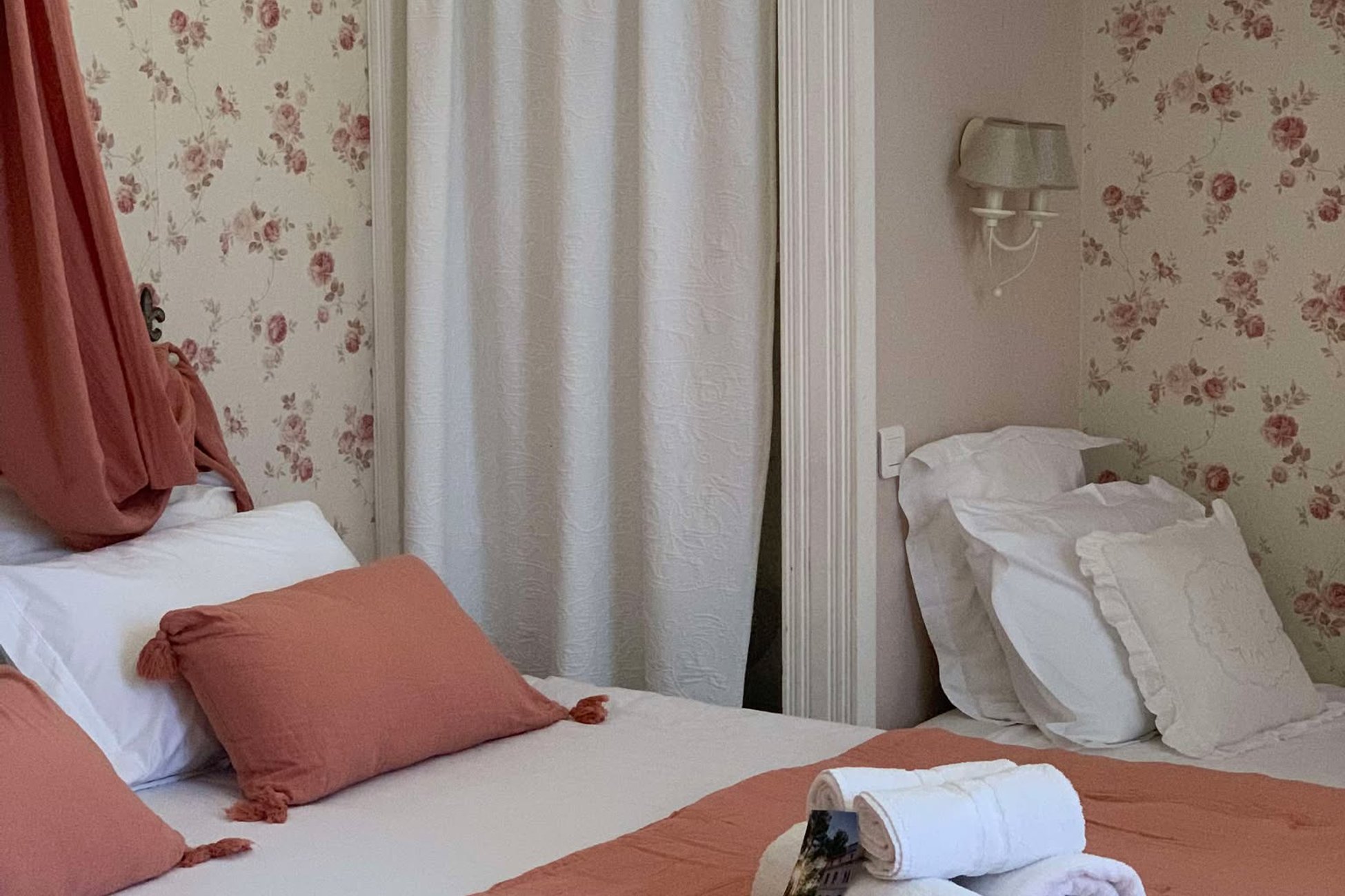 Hébergement UnicStay : Chambre d'hôte triple du Château Ste Colombe à Saint Genies Des Mourgues