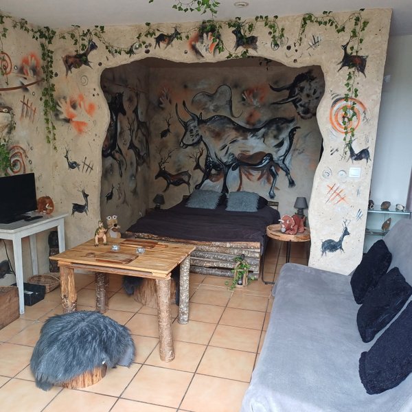 Hébergement AbracadaRoom : Australopitecus avec accès au jacuzzi pendant 30 minutes, Petit-déjeuner, repas du soir & Un massage bien-être 30 minutes par pers - Image 1