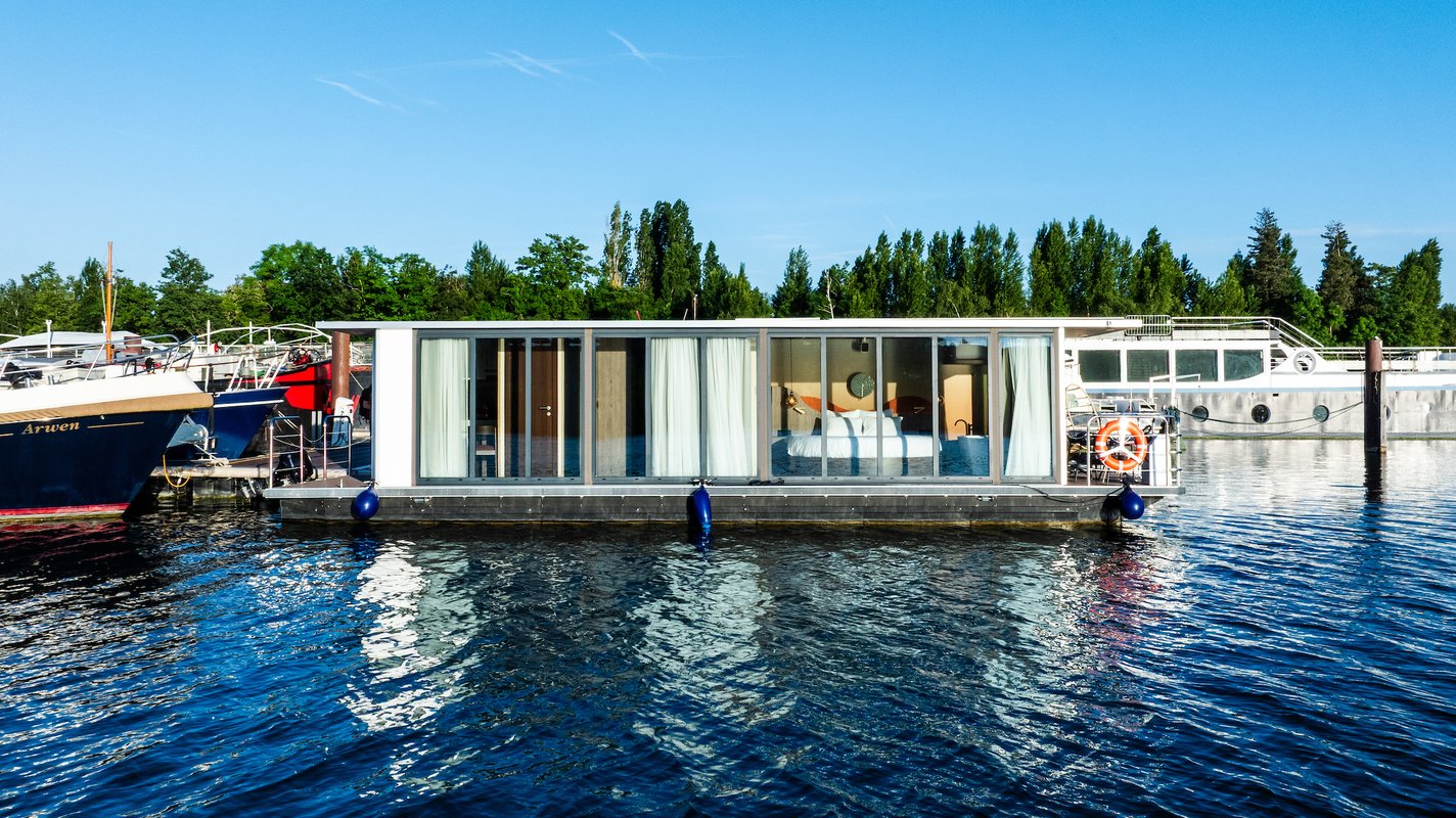 Suite flottante Panoramique Lit rond Balnéo Sauna à Saint-Martin-La-Garenne (16)