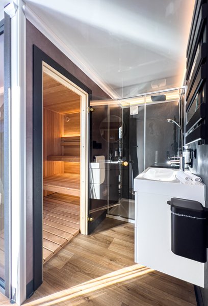 Hébergement AbracadaRoom : Suite flottante Supérieure Lit king-size Balnéo transparente Sauna et rooftop - Image 8