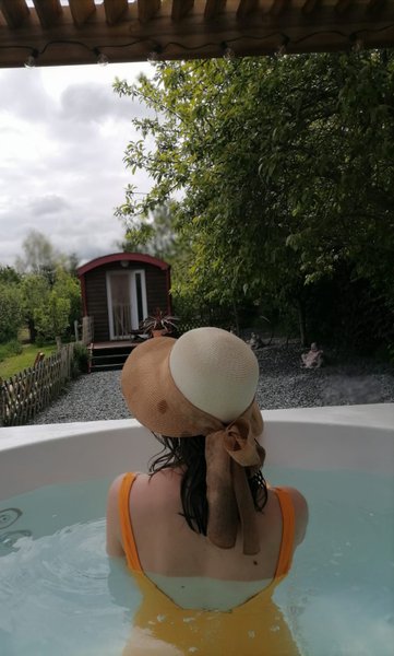 Hébergement AbracadaRoom : La Roulotte Kala et son spa jacuzzi - Image 6