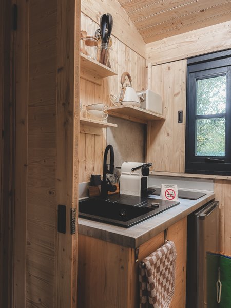 Hébergement AbracadaRoom : Cabane Ausèla - Lodge sur pilotis au cœur de la nature, calme & bien-être, réservé aux adultes • linge & ménage inclus • climatisation réversible • kitchenette équipée - Image 4