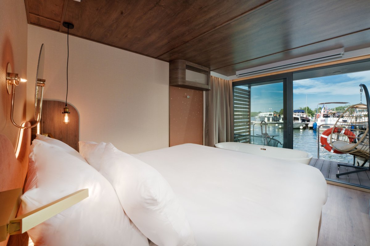 Suite flottante Supérieure Lit king-size Balnéo à Saint-Martin-La-Garenne (3)