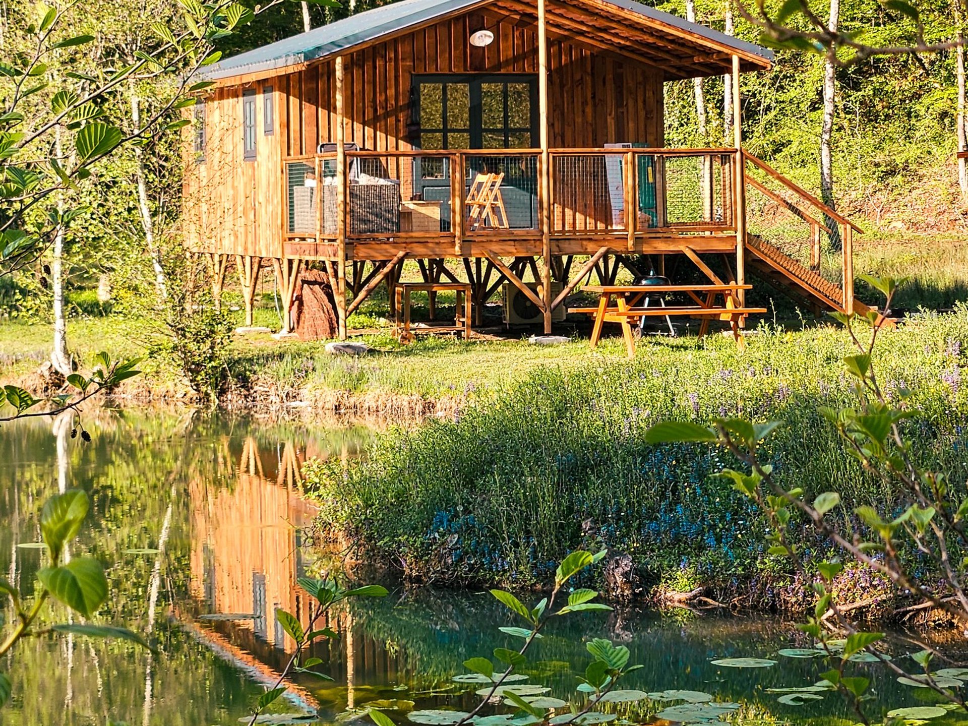 Lodge sur pilotis, étang privé, nature et biodiversité à Sarlat