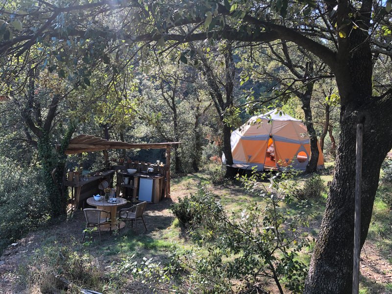 Hébergement AbracadaRoom : Le luxe champêtre d'un Géodôme en châtaignier - Image 1