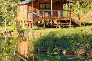 Lodge sur pilotis, étang privé, nature et biodiversité à Sarlat