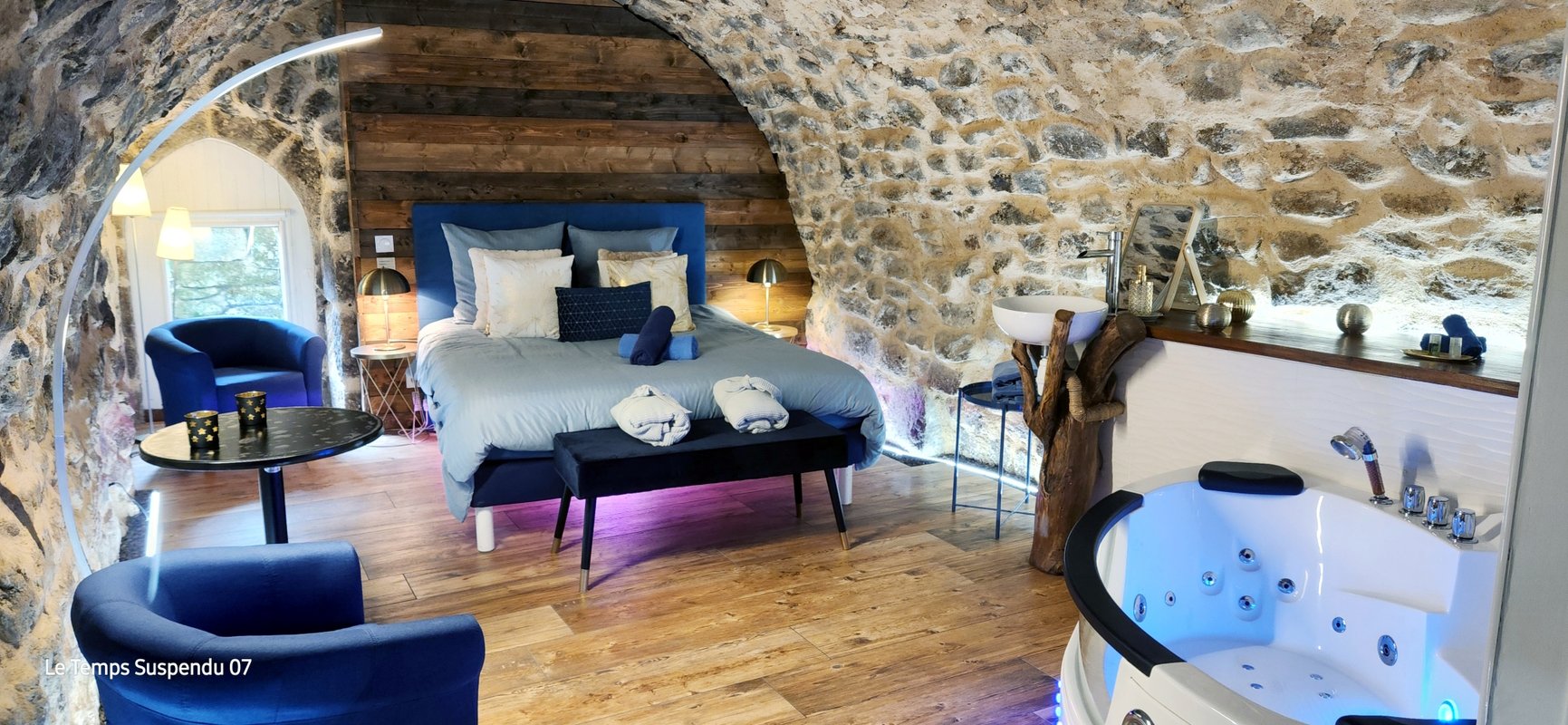 Love room dans une cave voutée avec baignoire balnéo à Saint Pierreville (1)