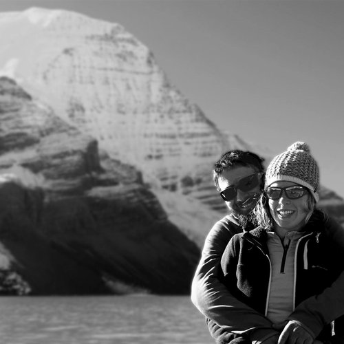 Dans un écrin de verdure baigné par le silence des volcans d'Auvergne, Julie et Mathieu vous accueillent à la ferme Gaïa, pour la plus belle des parenthèses.