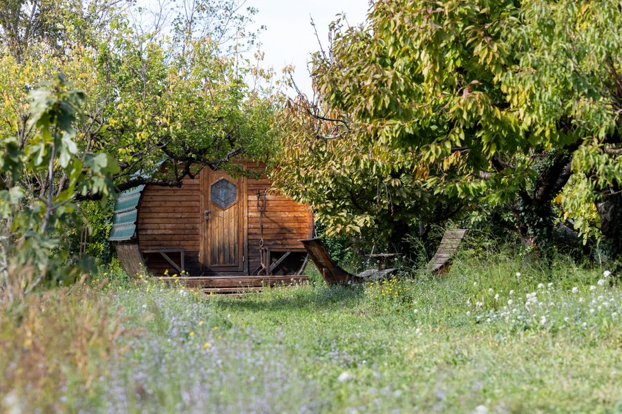 Hébergement AbracadaRoom : Le Tonneau du Nid'Oiselet - au coeur d'une ferme en Provence - Image 1