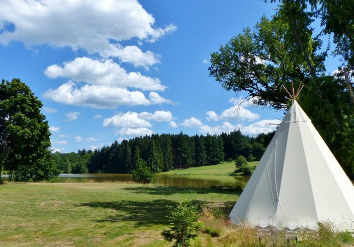 Hébergement AbracadaRoom : Tipi au bord d'un lac - Image 1