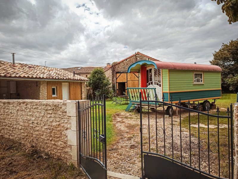 Hébergement AbracadaRoom : Roulotte climatisée avec piscine naturelle - Image 1
