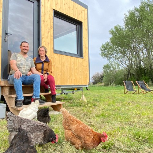 Sylvie et Claude, qui vous accueillent en collaboration avec Homnest, une équipe passionnée par la création d'aventures étonnantes !
