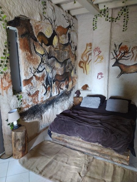 Hébergement AbracadaRoom : Homosapiens avec accès au jacuzzi pendant 30 minutes, Petit-déjeuner, repas du soir & Un massage bien-être 30 minutes par pers - Image 2