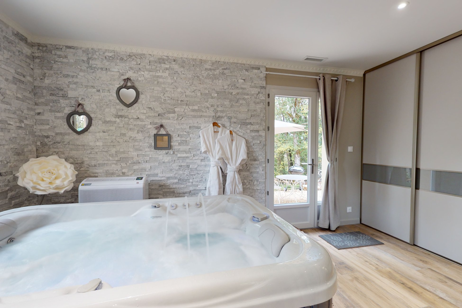 Hébergement UnicStay : Gîte Romantique & Spa privatif à Saint-Chamassy