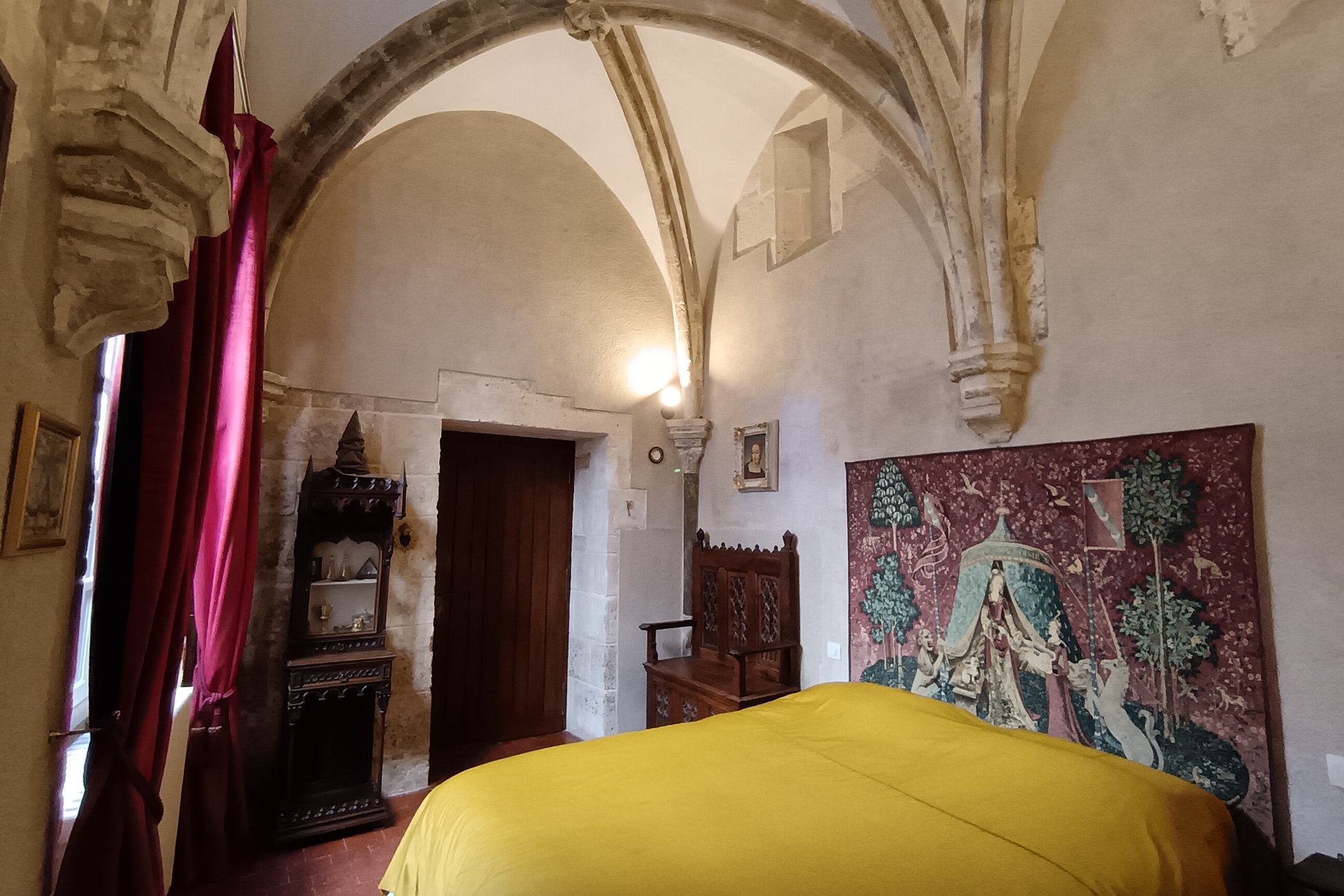 Hébergement UnicStay : Suite des 7 Sorciers, Nuit dans une Chapelle d'un Manoir Magique à Bourges