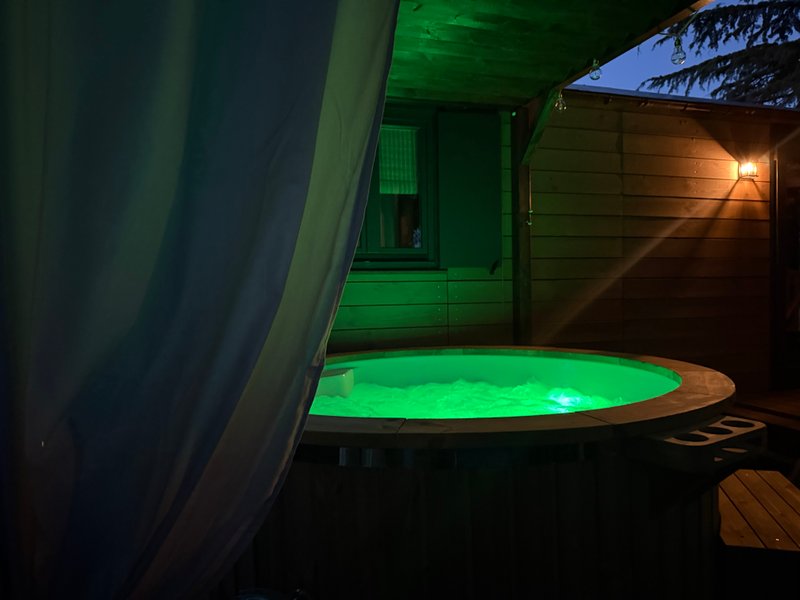 Hébergement AbracadaRoom : La roulotte dorée & bain nordique privatif - Image 18