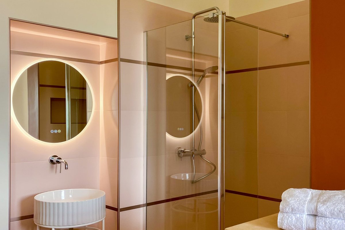 Suite Opale Rose – Chambre avec baignoire îlot & lumière naturelle – Maison Balmelle à Gramat (4)