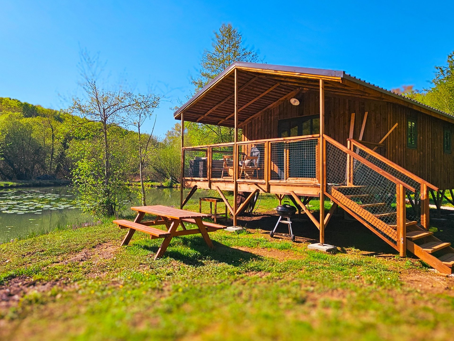 Lodge sur pilotis, étang privé, nature et biodiversité à Sarlat