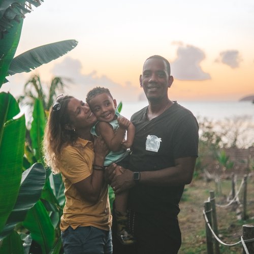 Fabien, Leslie et leur petit garçon Tao auront le plaisir de vous accueillir au sein de leur structure unique dans les Caraïbes.