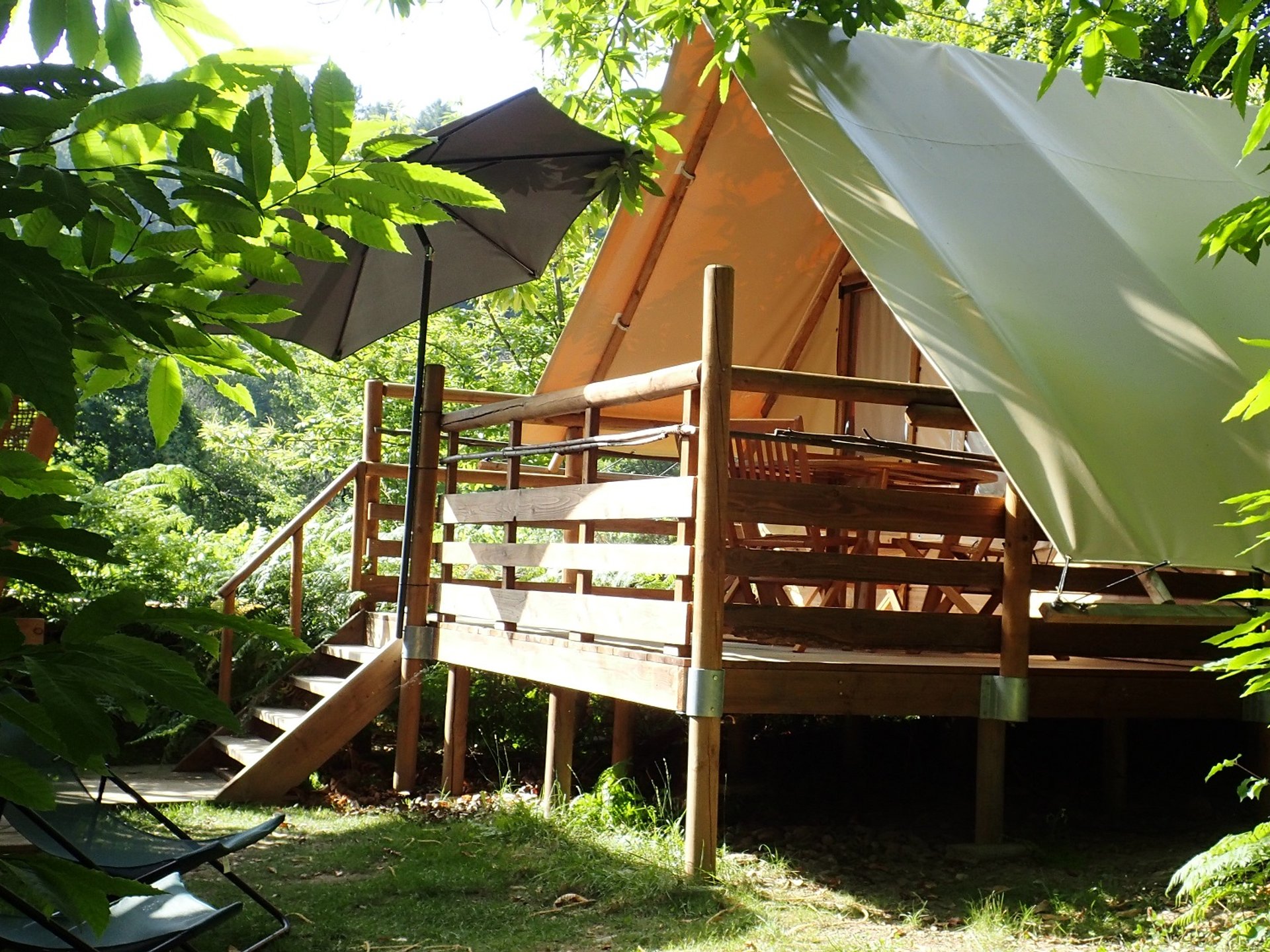 Cabane toilée sur pilotis