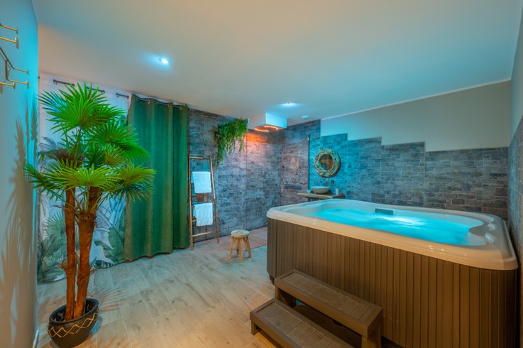 Hébergement AbracadaRoom : Suite Romantique lost paradise  avec spa, sauna et douche bien être - Image 1