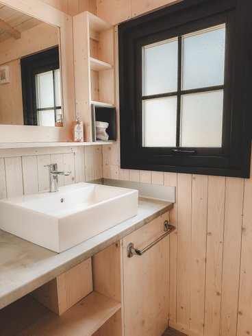 Hébergement AbracadaRoom : Cabane Estèla - Lodge sur pilotis au cœur de la nature, calme & bien-être, réservé aux adultes • linge & ménage inclus • climatisation réversible • cuisine équipée - Image 7