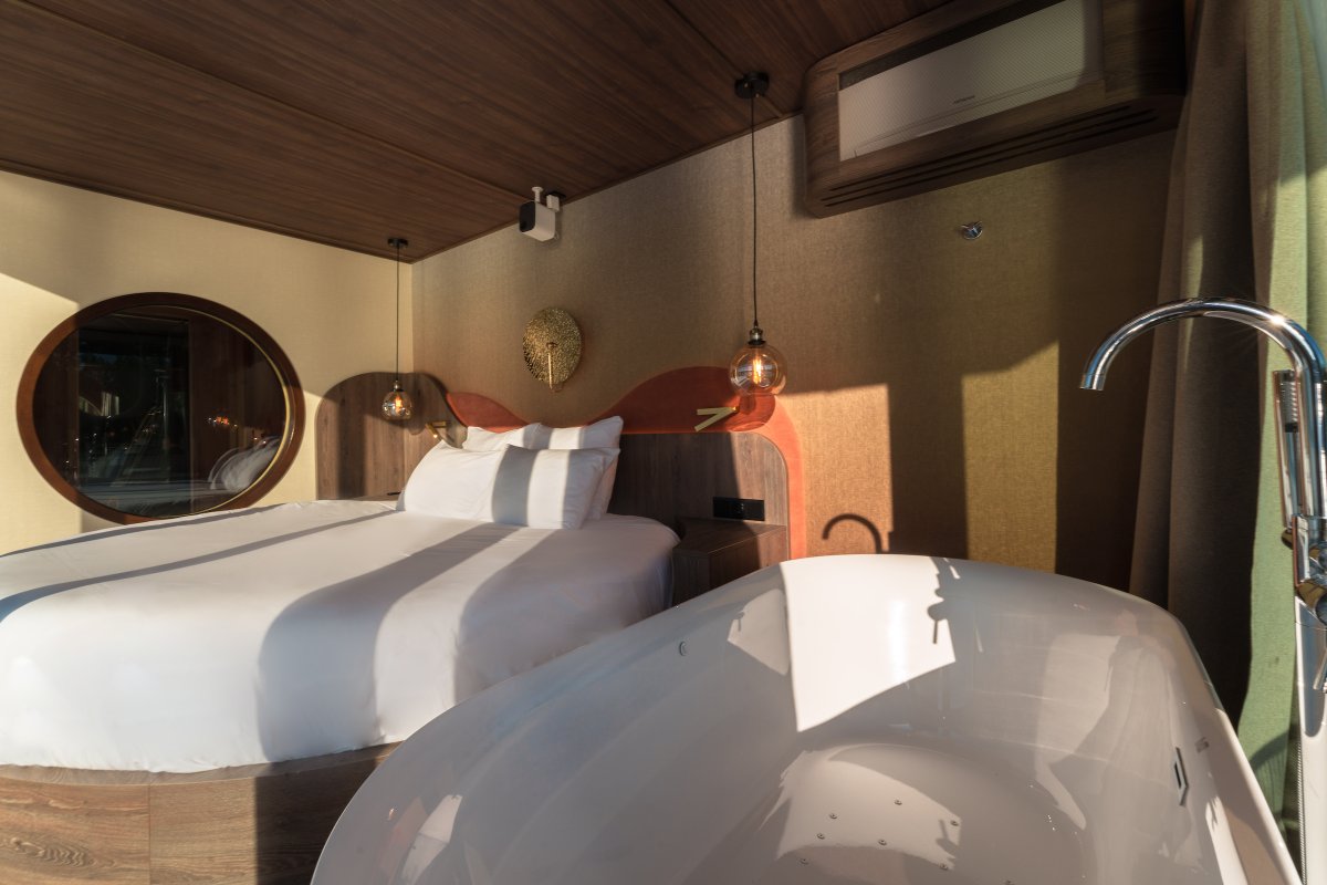 Suite flottante Panoramique Lit rond Balnéo Sauna à Saint-Martin-La-Garenne (10)