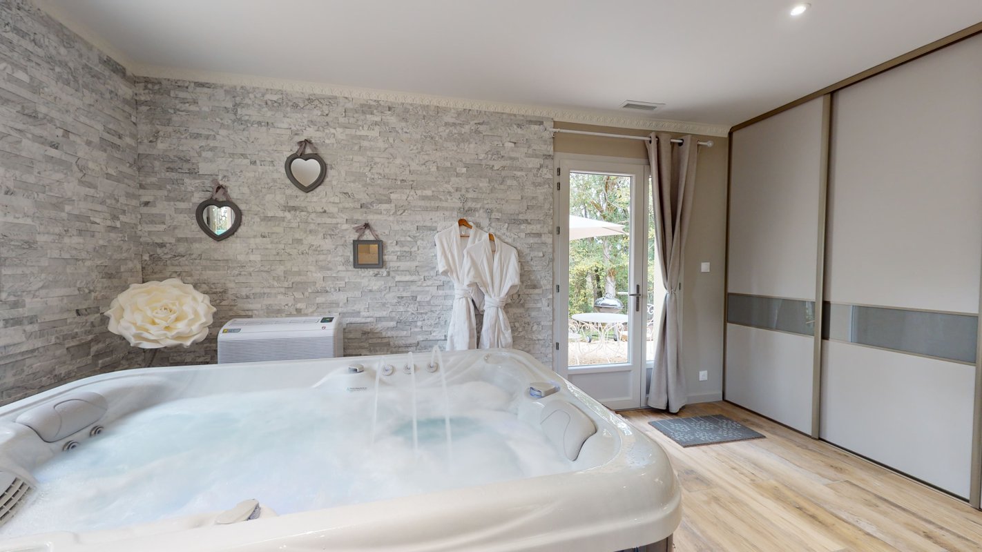 Gîte Romantique & Spa privatif à Saint-Chamassy (1)