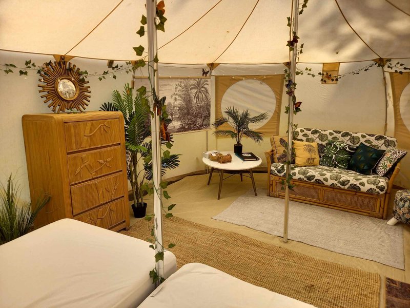 Hébergement AbracadaRoom : Jungle Tent with Vintage Military Ambulance - Image 10