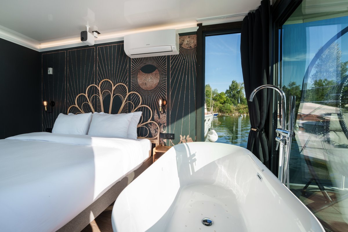 Suite flottante Panoramique Lit king-size Balnéo à Saint-Martin-La-Garenne (11)
