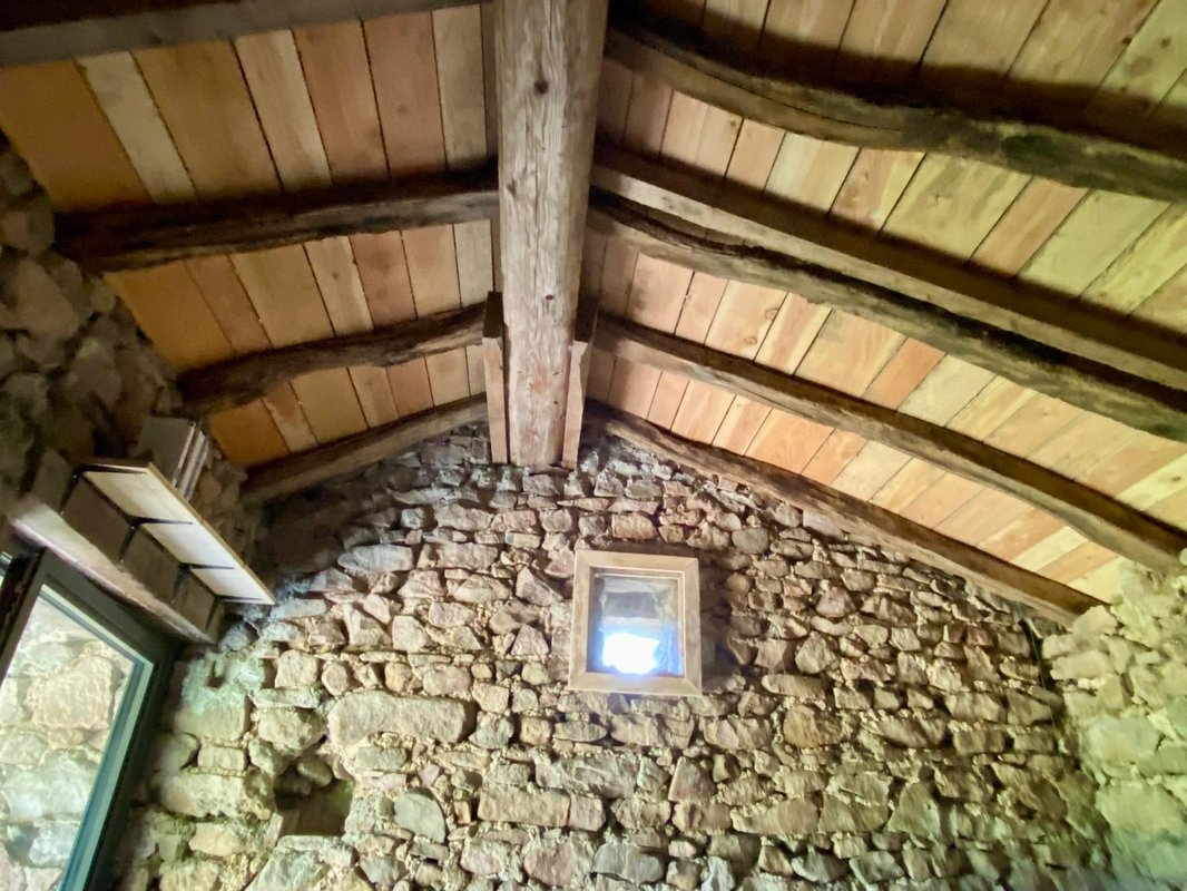 Cabane autonome dans les bois à Leynes (10)