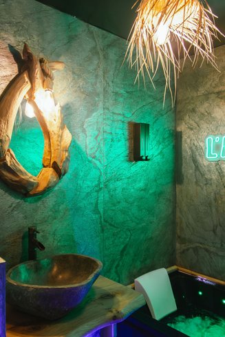 Hébergement AbracadaRoom : L'Aventurier la Jungle balnéo hamac table de massage Vierzon - Image 9