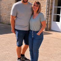 Cécile et François, nous sommes tous les deux passionnés par notre belle région et façonnons le paysage grâce à notre métier d'agriculteur. Nous habitons à quelques mètres de la Tiny ce qui nous permet d'être toujours présents en cas de besoin et nous nous ferons un plaisir de vous faire une visite guidée de notre ferme bio si vous en avez envi au cours de votre séjour.