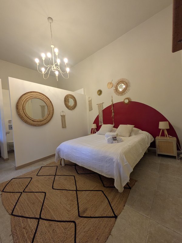 Chambre d'hôte La Loge Pourpre du Château Ste Colombe à Saint Genies Des Mourgues (1)