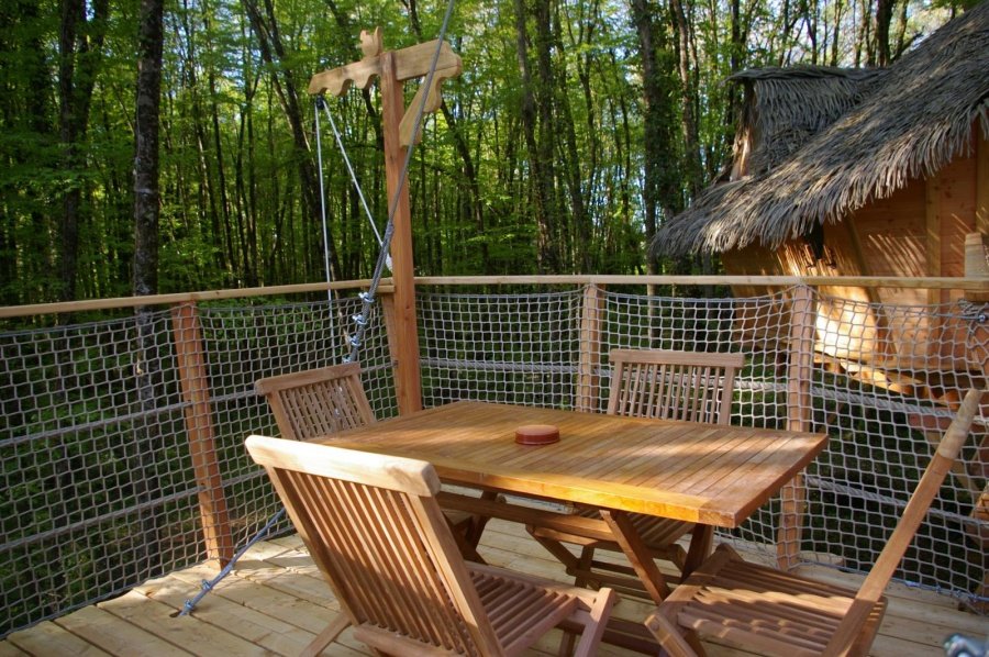 table-exterieure-ecureuils-cabane-belle