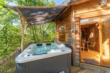 Cabane avec spa "Cocoon" à Lamothe-Fénelon (1)