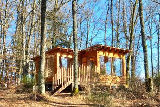 Cabane de la Forêt au bord d'un lac
