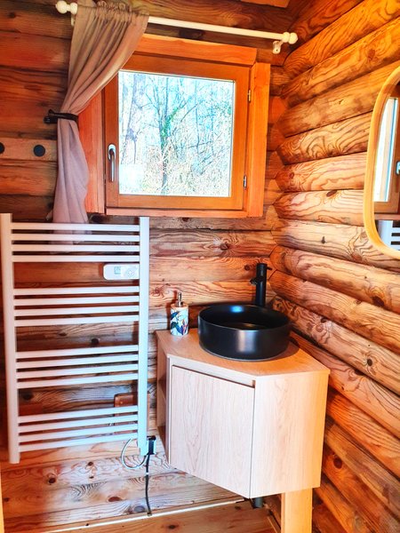 Hébergement AbracadaRoom : Authentique chalet en rondins avec spa en pleine nature - Image 10