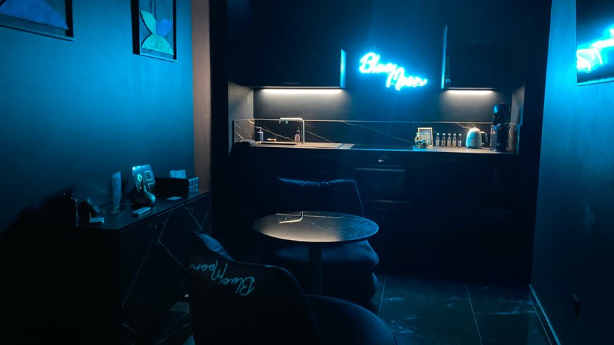 Hébergement AbracadaRoom : Dormez sous la Lune Bleue – Séjour magique & jeu immersif - Image 10
