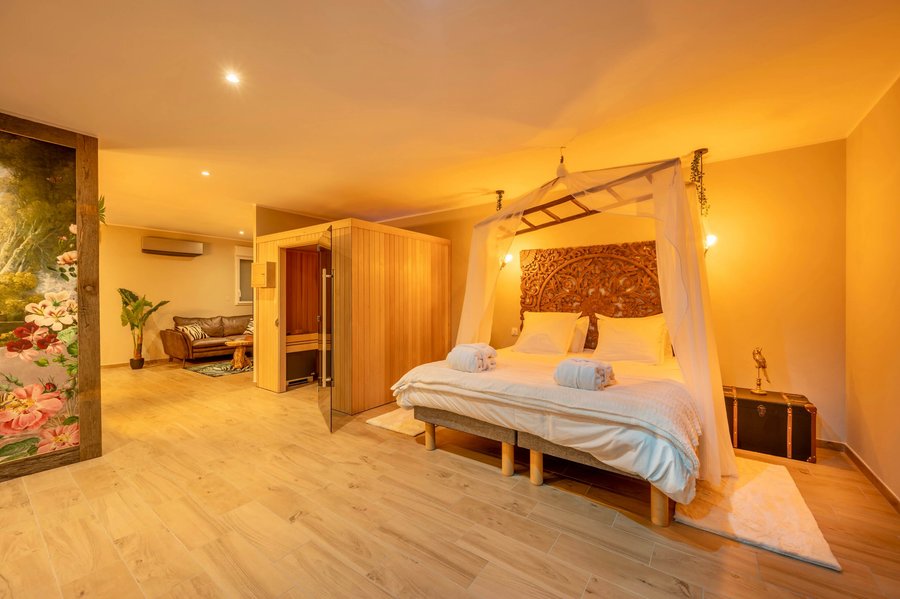 Hébergement AbracadaRoom : Suite Romantique lost paradise  avec spa, sauna et douche bien être - Image 10