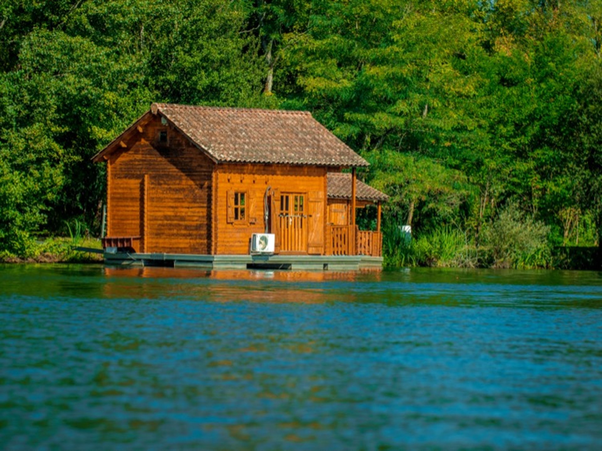 Chalet Flottant Boat Couple