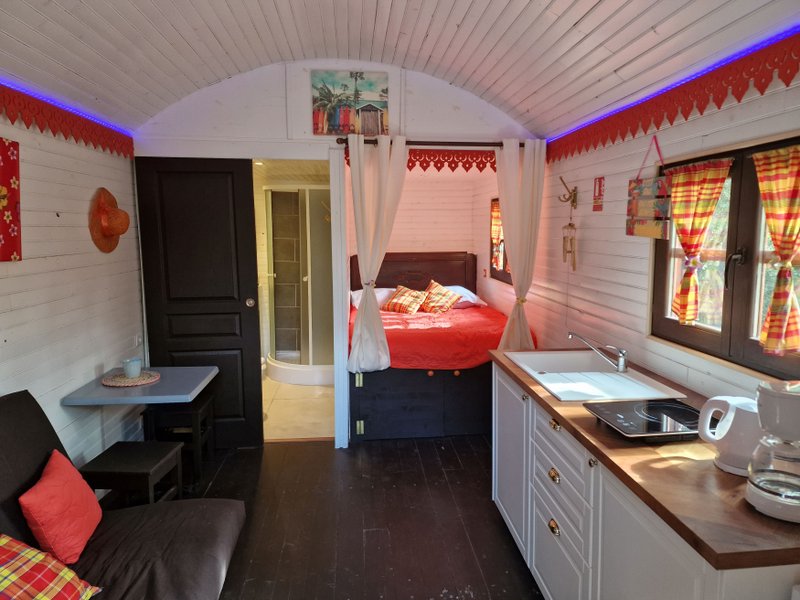 Hébergement AbracadaRoom : Roulotte Créole - Image 1