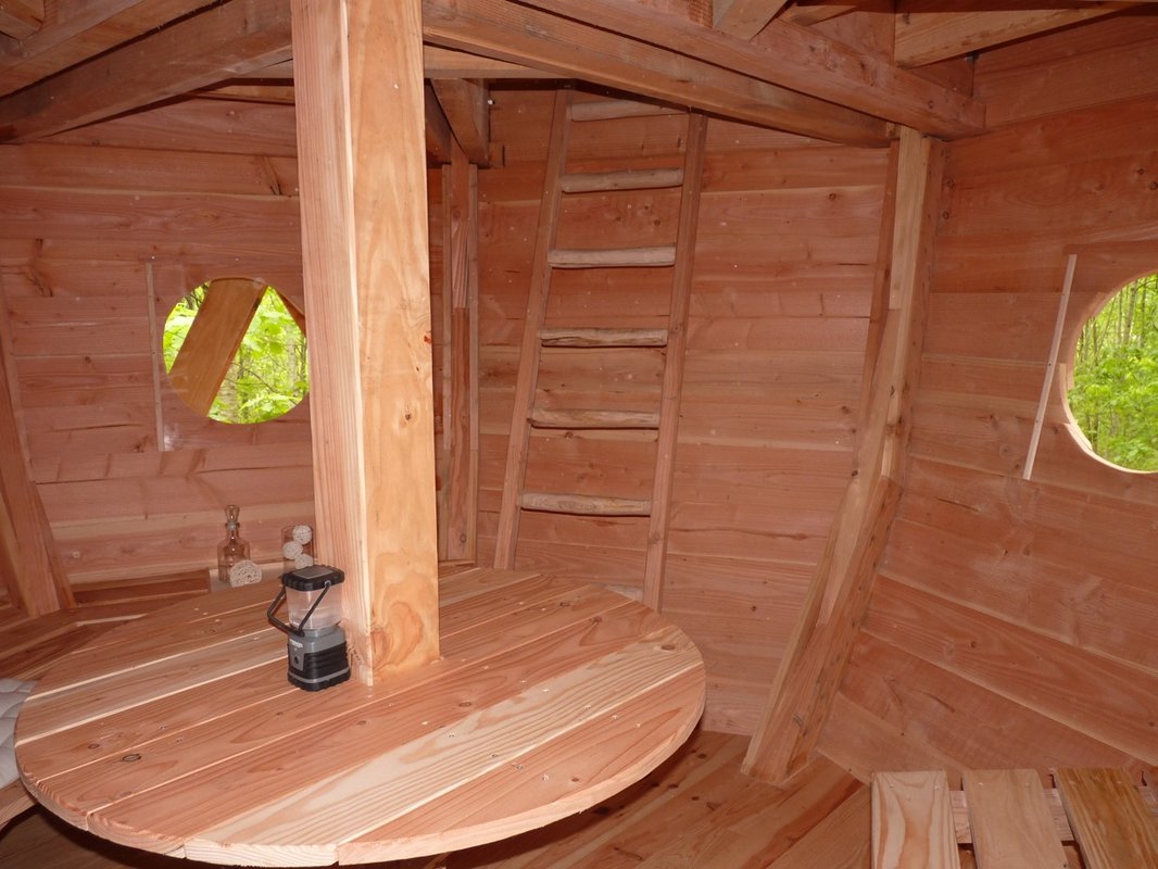 cabane_sur_pilotis2_Nids_du_bearn_foret_cabane_interieur_abracadaroom