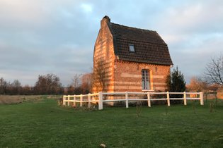 La Maisonnette de poupée avec cheminée, Vue Nature & Vélos
