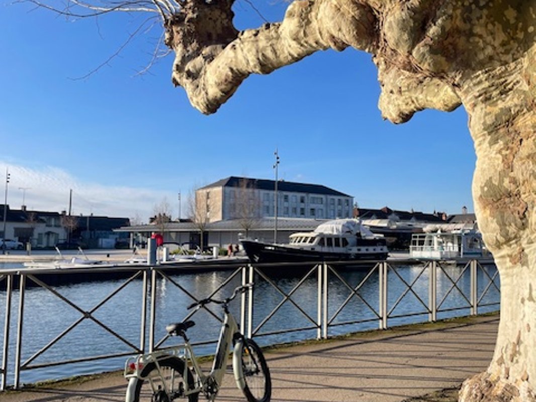 Lodge haut de gamme & bain nordique privatif au bord du Canal de Briare à 1h15 de Paris à Montcresson (48)