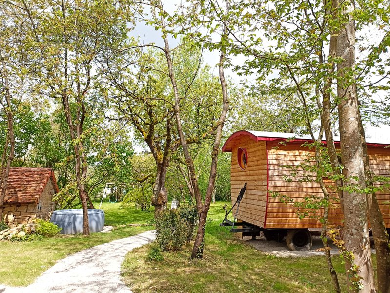 Hébergement AbracadaRoom : La Roulotte du Domaine de la Comté & Spa - Image 4