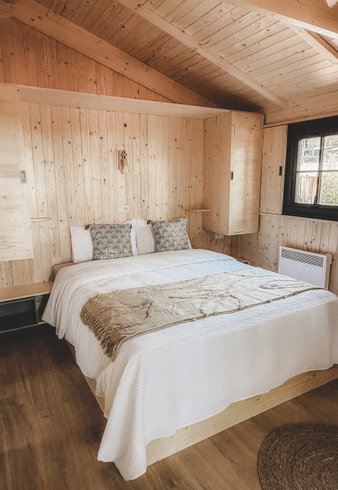 Hébergement AbracadaRoom : Cabane Auròra - Lodge sur pilotis au cœur de la nature, calme & bien-être, réservé aux adultes • linge & ménage inclus • climatisation réversible • kitchenette équipée - Image 8