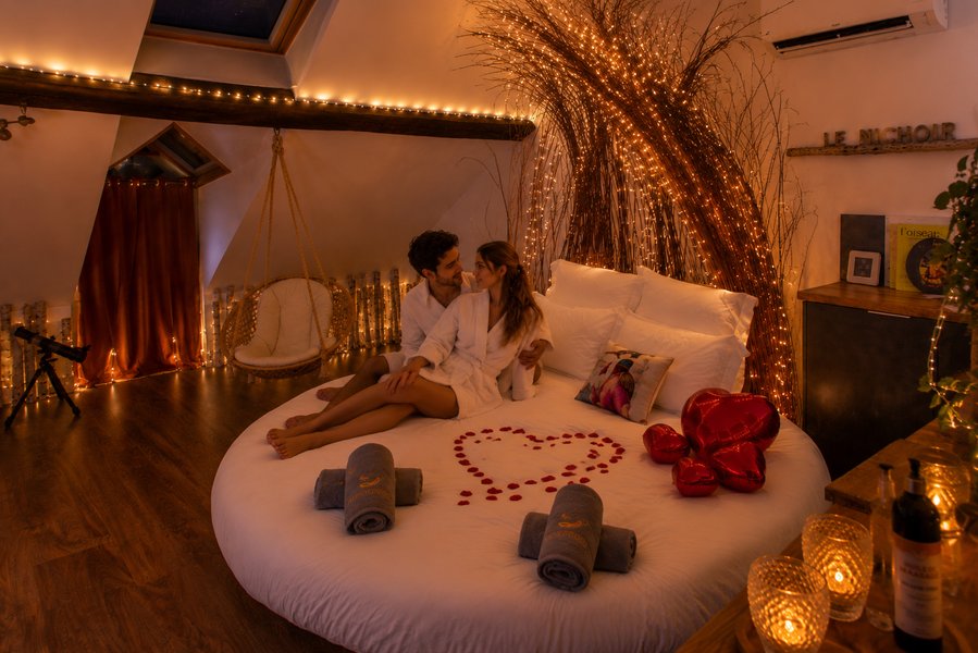 Hébergement AbracadaRoom : Le Nichoir balançoire table de massage - Image 1