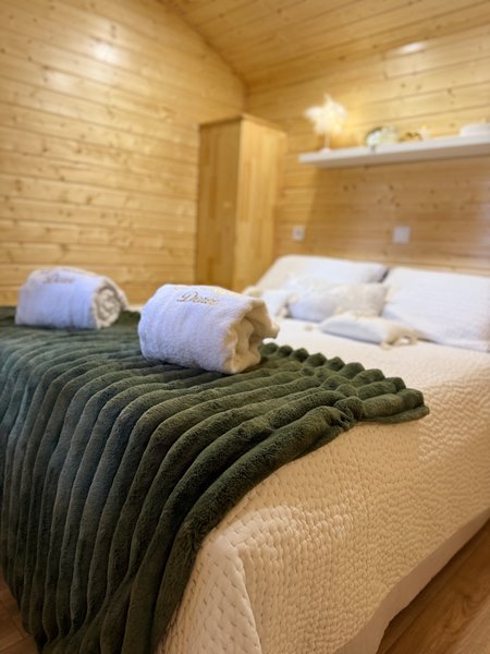 Hébergement AbracadaRoom : La roulotte dorée & bain nordique privatif - Image 28